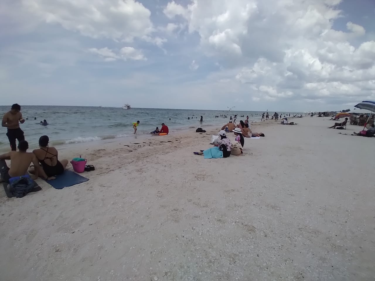 Los visitantes aprovecharon el intenso calor para refrescarse y tomar el Sol