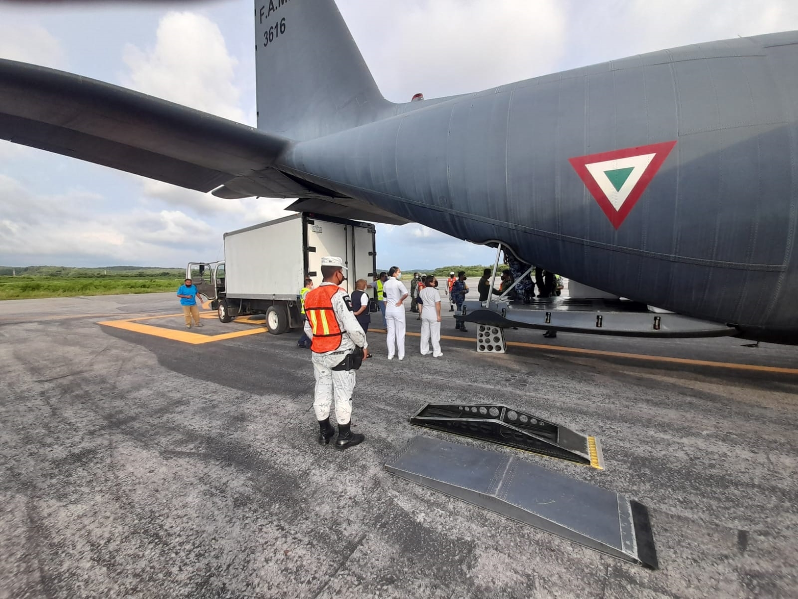 La dosis llegó a la ciudad en una aeronave militar Hércules F.A.M. 3616 La dosis llegó a la ciudad en una aeronave militar Hércules F.A.M. 3616