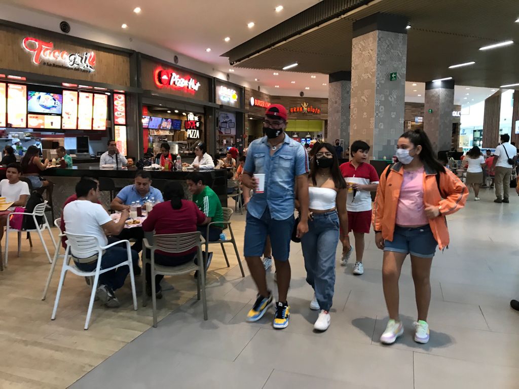 El área de comida en Malecón las Américas en Cancún fue una de las zonas donde Por Esto! detectó alta afluencia de personas