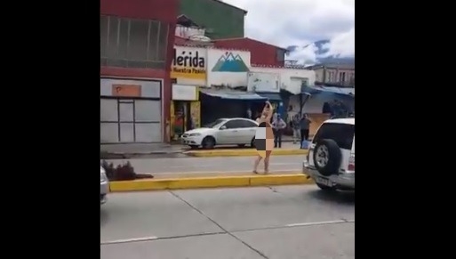 La mujer fue captada por decenas de curiosos que transitaban por el centro de Mérida