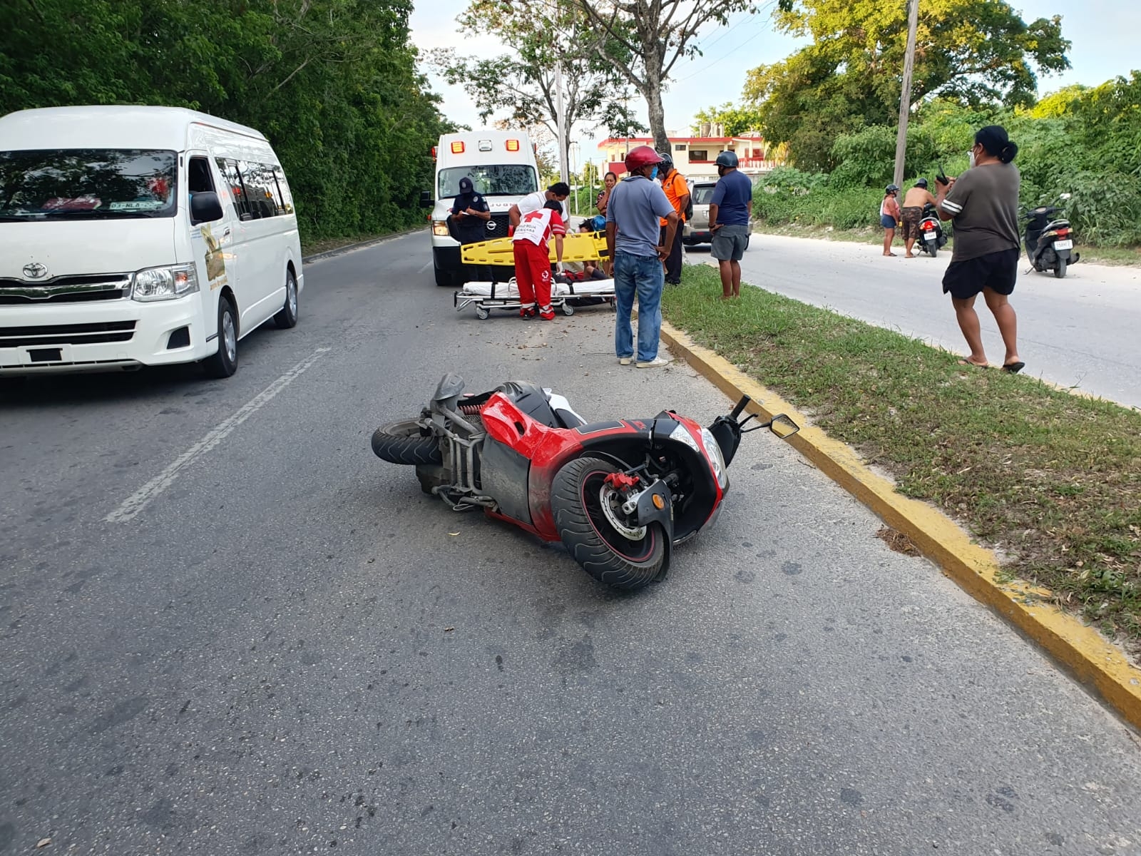 La unidad permaneció sobre la prolongación de la avenida 65; el lesionado fue atendido por paramédicos en Cozumel La unidad permaneció sobre la prolongación de la avenida 65; el lesionado fue atendido por paramédicos en Cozumel