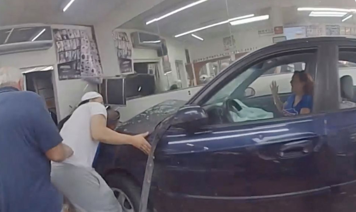 Rescatan a un bebé que quedó atrapado debajo de un coche después de ser atropellado Rescatan a un bebé que quedó atrapado debajo de un coche después de ser atropellado