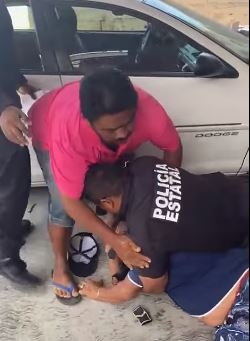 Sin saber la razón de la detención, el video muestra cómo un adulto recibe exceso de fuerza policial en su propia casa y frente a su familia