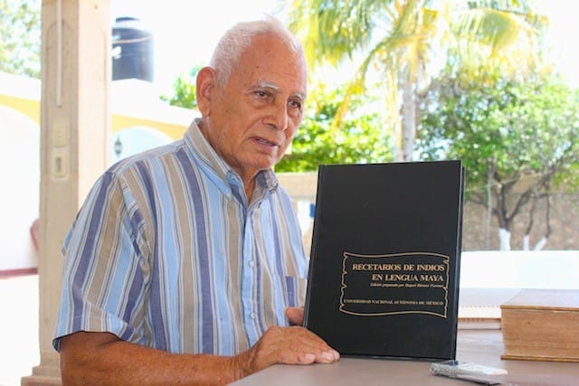 Además de escritor y narrador, el maestro era evangelista en las comunidades por lo que grupos de jóvenes lamentan su muerte Además de escritor y narrador, el maestro era evangelista en las comunidades por lo que grupos de jóvenes lamentan su muerte