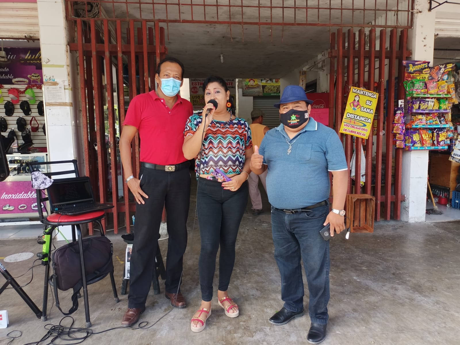 Muchos artistas se quedaron sin trabajo tras la pandemia y buscan la manera de tener un ingreso a través de las propinas que dan los clientes y locatarios