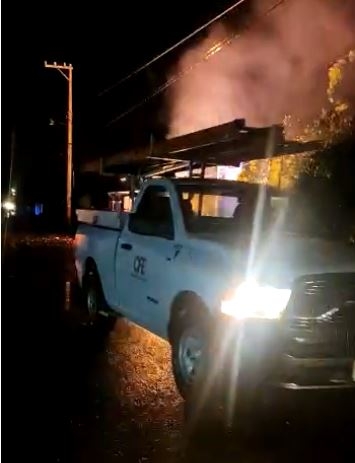 A pesar de que el fuego fue controlado, la CFE tardará horas en reactivar la luz eléctrica en la zona