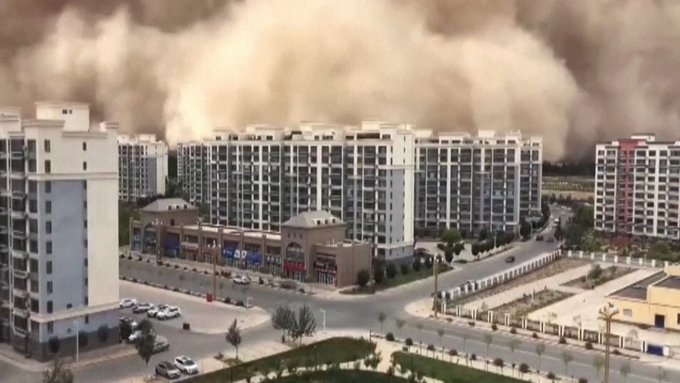 La nube alcanzó los 100 metros de altura envolviendo a la ciudad china