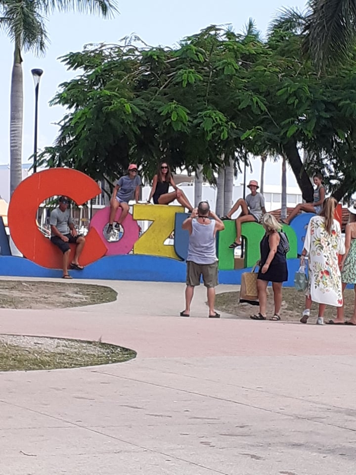 En las últimas semanas aumentó la presencia de niños de entre 10 y 13 años de edad que hostigan a turistas para que les compren flores o les regalen cosas