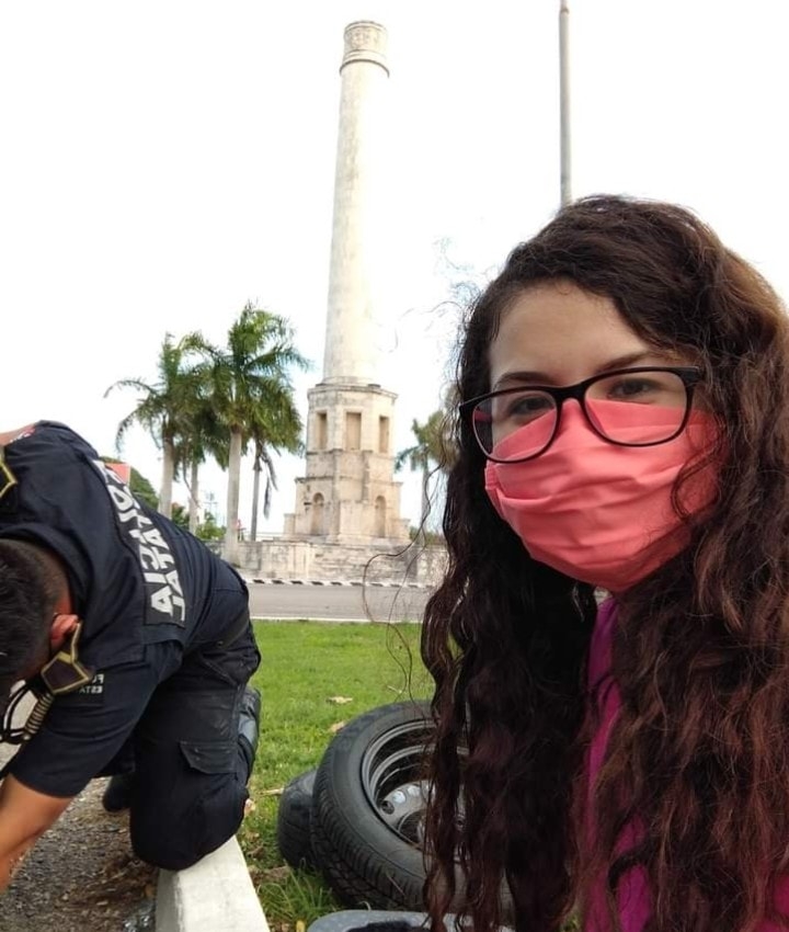 La joven compartió en su cuenta de Facebook una foto donde se ve a Raúl cambiando la llanta de su automóvil La joven compartió en su cuenta de Facebook una foto donde se ve a Raúl cambiando la llanta de su automóvil