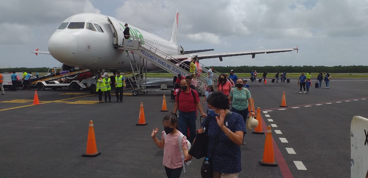La primera actividad se registró a través de la aerolínea United con el vuelo 1230/1451 proveniente desde Houston, logrando movilizar más de cien pasajeros
