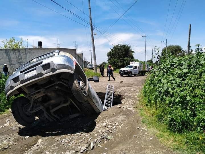 Socavón 'se traga' una pipa de gas LP en Huejotzingo, Puebla
