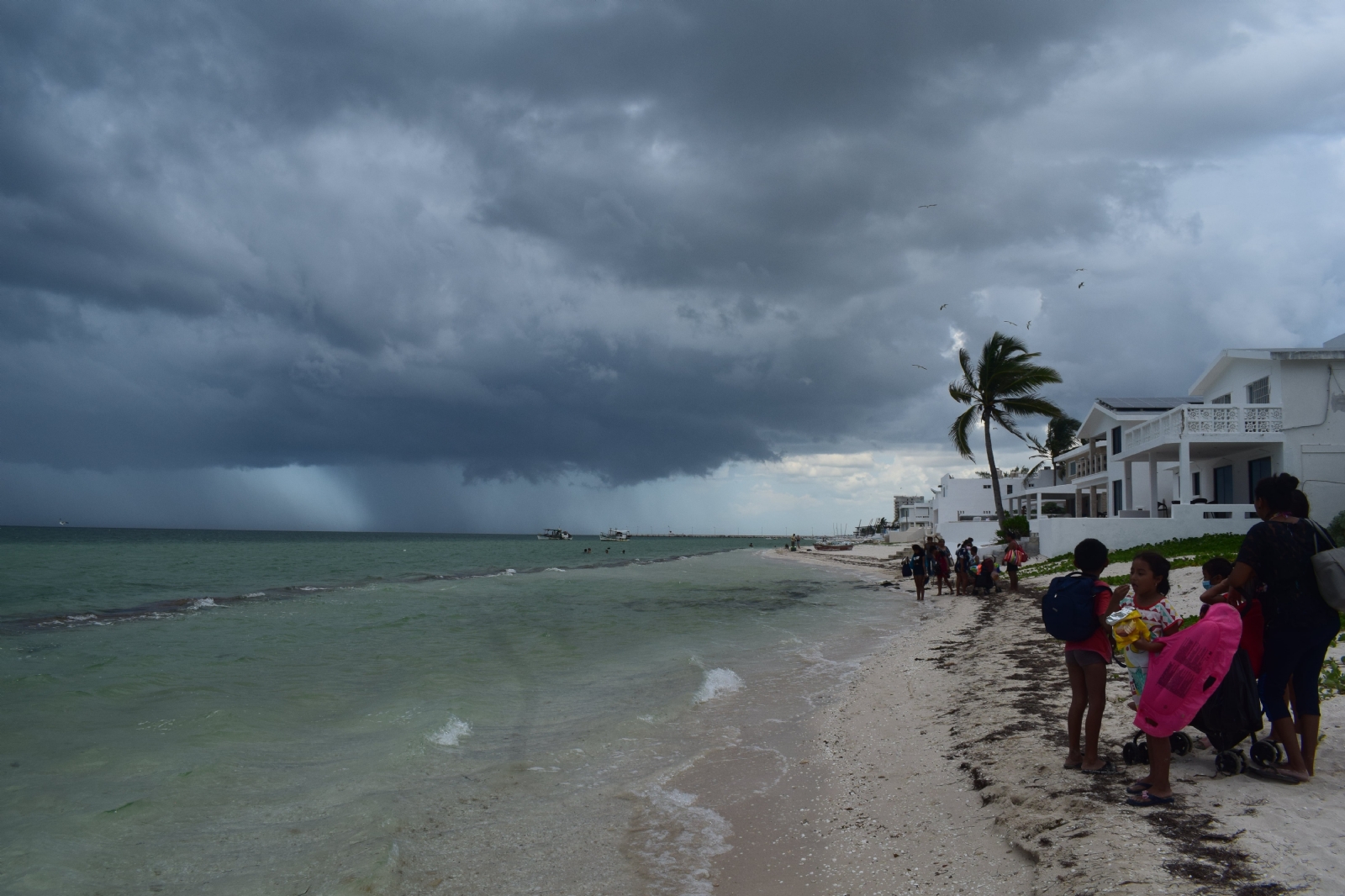 ¿Qué son los geotubos que se instalaron a la orilla de la playa Chicxulub Puerto?