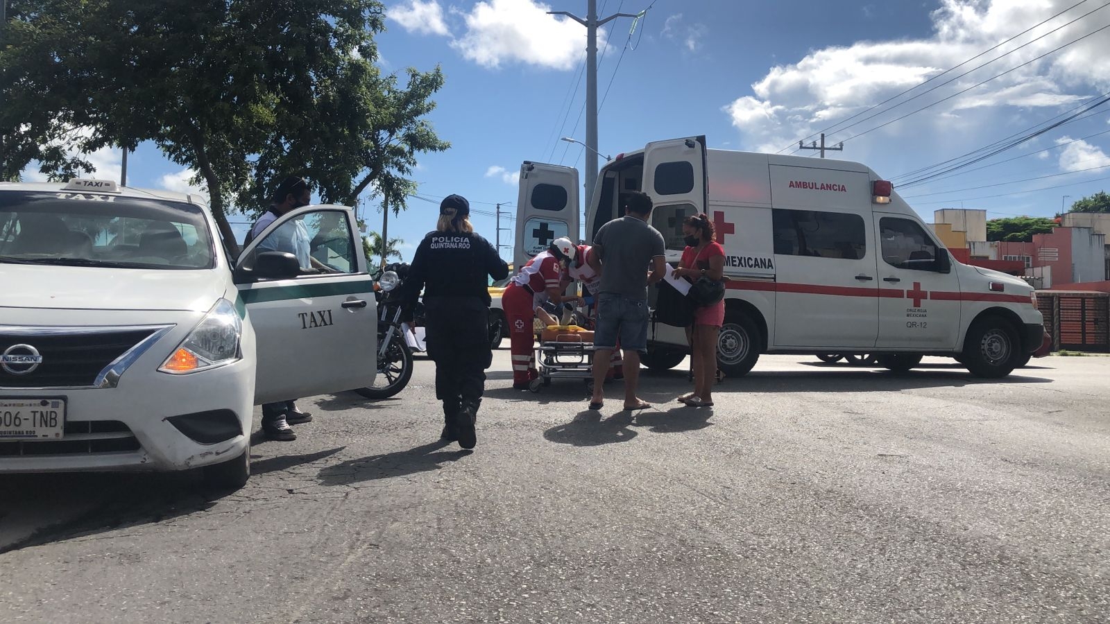 Motociclista es arrollado por combi de la ruta 21 sobre la avenida Chac Mool