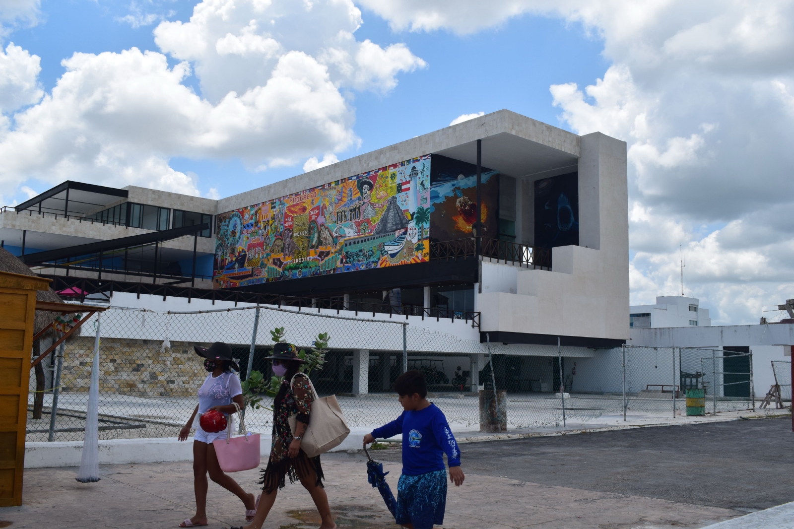 La plaza iba a abrir antes de verano de 2021, sin embargo, la pandemia atrasó los planes