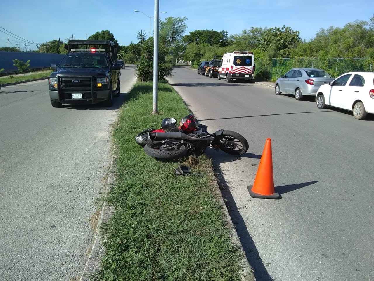 Quienes vieron el accidente dijeron que la patrulla no se detuvo al ver a la motociclista Quienes vieron el accidente dijeron que la patrulla no se detuvo al ver a la motociclista