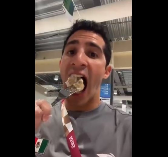 Rommel Pacheco disfruta de todo los platillos tradicionales