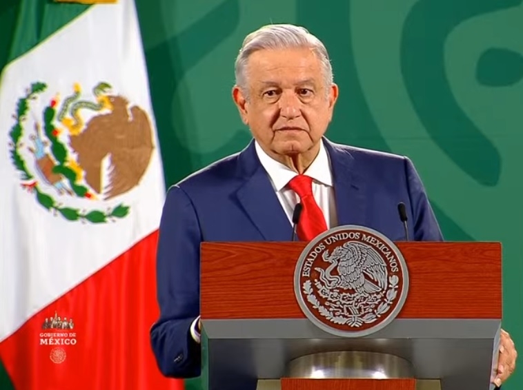 AMLO llegó al Panteón Francés, sobre la calzada Legaria de la Ciudad de México, y media hora después se retiró del lugar