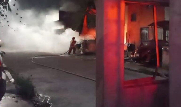 Taxi se incendia en un fraccionamiento de Puerto Aventuras, Quintana Roo