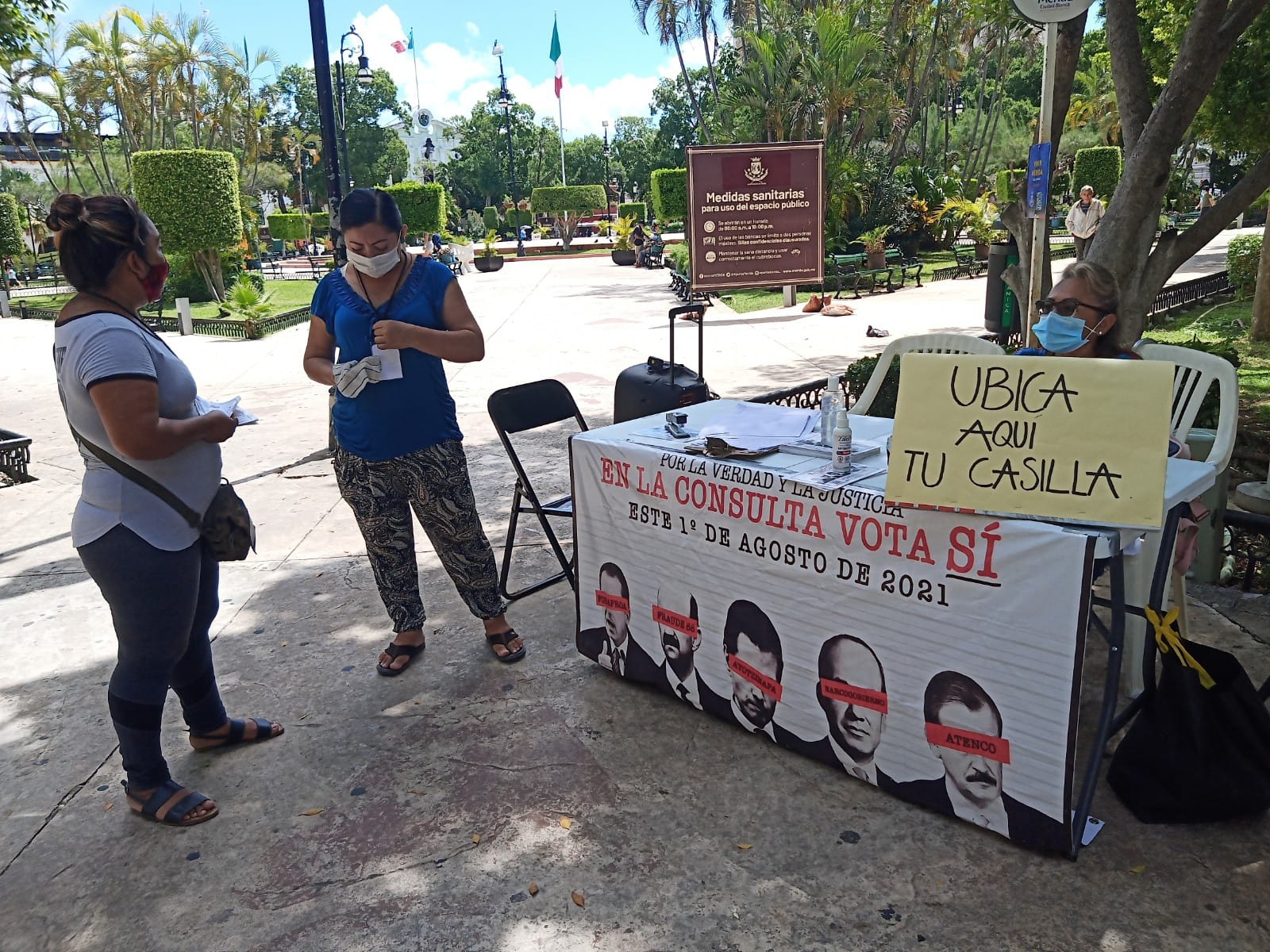 El INE ubicó una mesa en la Plaza Grande de Mérida para que los votantes puedan ubicar su casilla El INE ubicó una mesa en la Plaza Grande de Mérida para que los votantes puedan ubicar su casilla