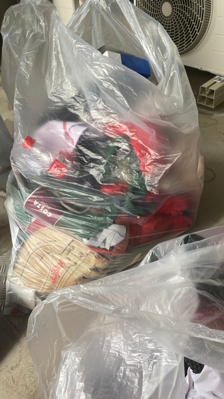 Entre bolsas con basura, así acabó el uniforme de las jugadoras de softbol de México