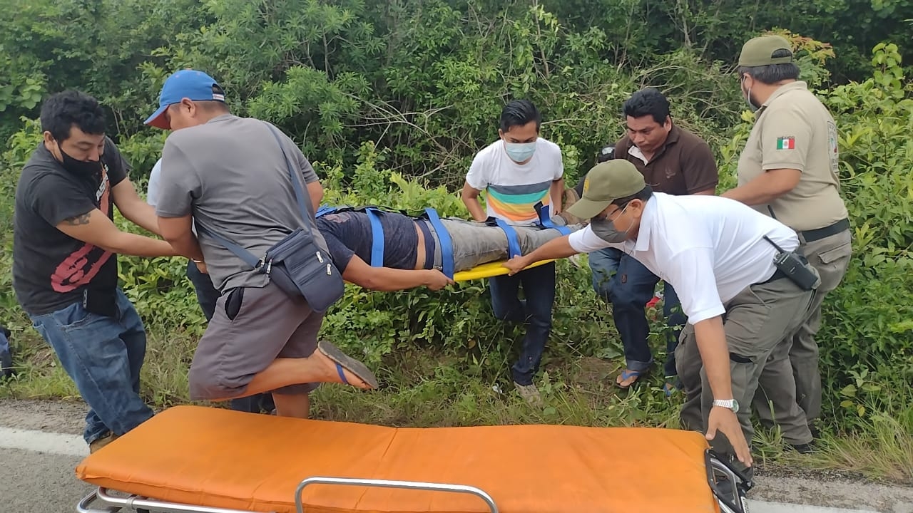En el lugar hicieron acto de presencia de paramédicos de la Cruz Roja quienes se encargaron de brindar los primeros auxilios a los lesionados