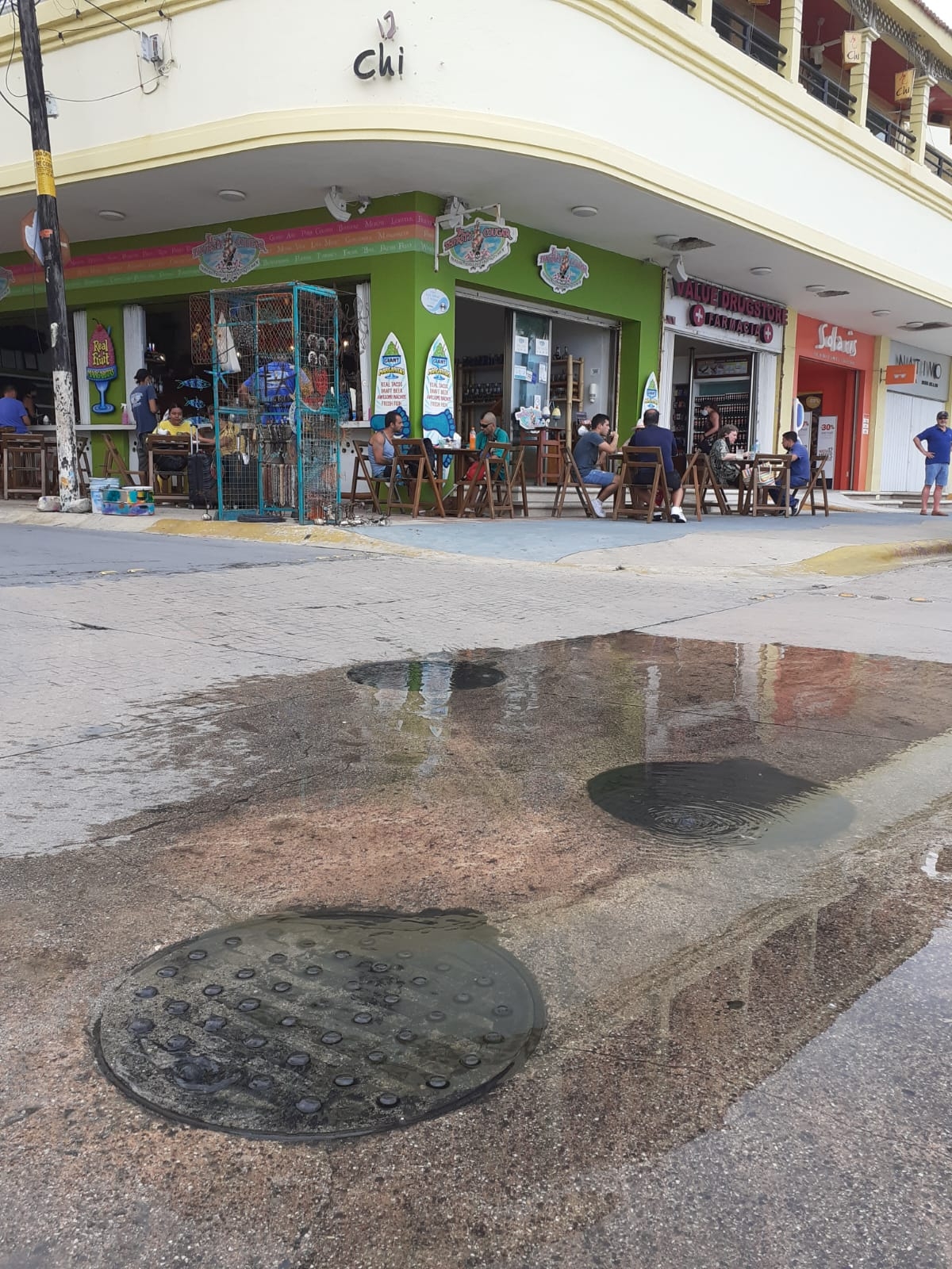 Las alcantarillas se rebosaron, lo que causó que el mal olor de su contenido se esparciera por una parte del Malecón de Cozumel