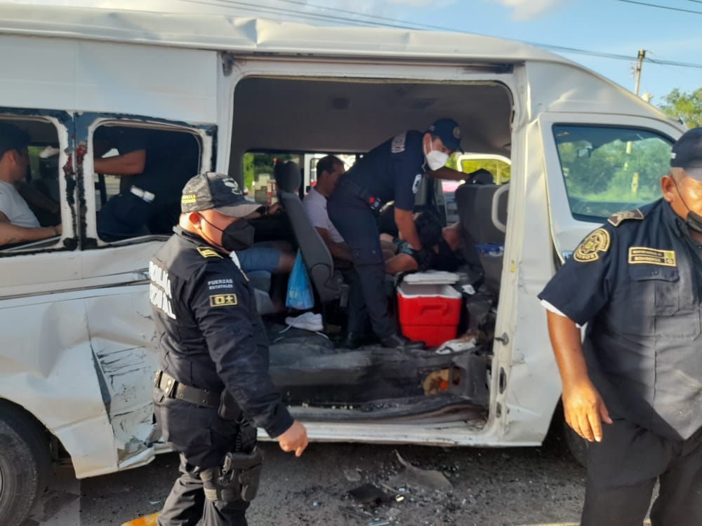 La vagoneta quedó totalmente dañada del lado derecho y los lesionados fueron atendidos por paramédicos de la SSP La vagoneta quedó totalmente dañada del lado derecho y los lesionados fueron atendidos por paramédicos de la SSP