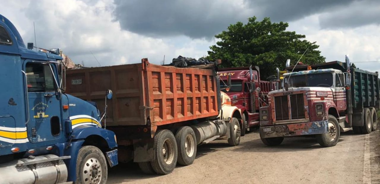 Volqueteros crean bloqueo en carreteras federales de Campeche en protesta por falta de tramos laborales por el Tren Maya Volqueteros crean bloqueo en carreteras federales de Campeche en protesta por falta de tramos laborales por el Tren Maya