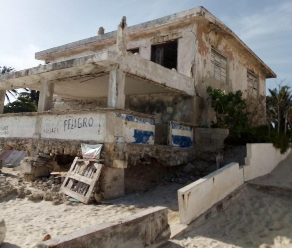 Pese al deterioro de los predios, turistas los utilizan durante su estancia en el puerto Pese al deterioro de los predios, turistas los utilizan durante su estancia en el puerto