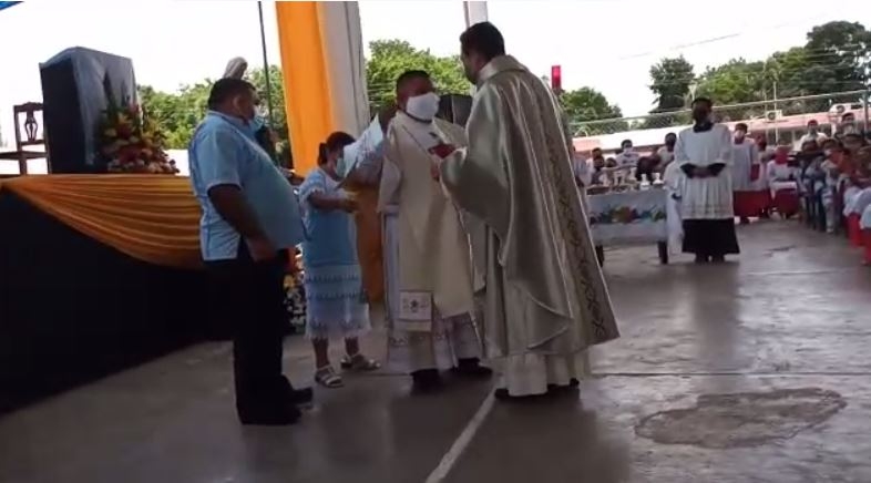 La ceremonia se celebró en la cancha de usos múltiples de Ukum, Hopelchén en medio de veintenas de sacerdotes