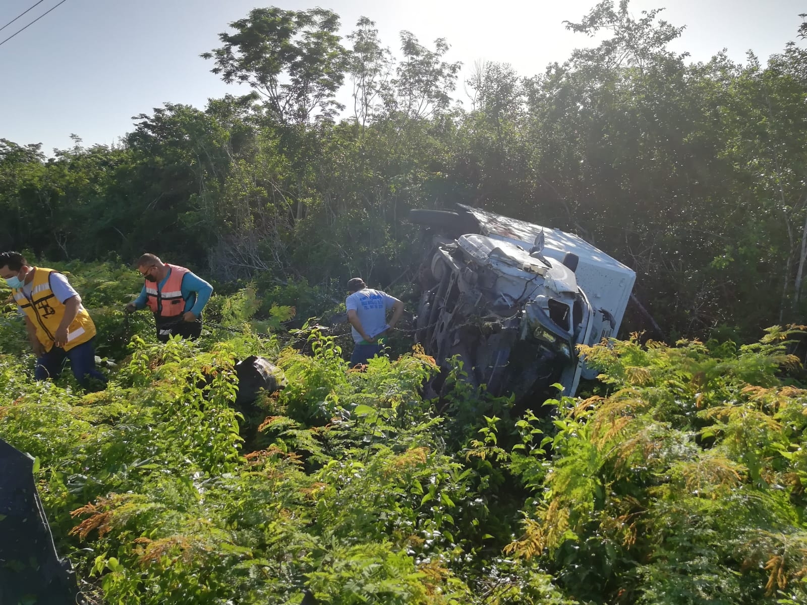 Los pasajeros de la camioneta volcada fueron rescatados por taxistas de Cozumel; la unidad fue llevada al corralón Los pasajeros de la camioneta volcada fueron rescatados por taxistas de Cozumel; la unidad fue llevada al corralón