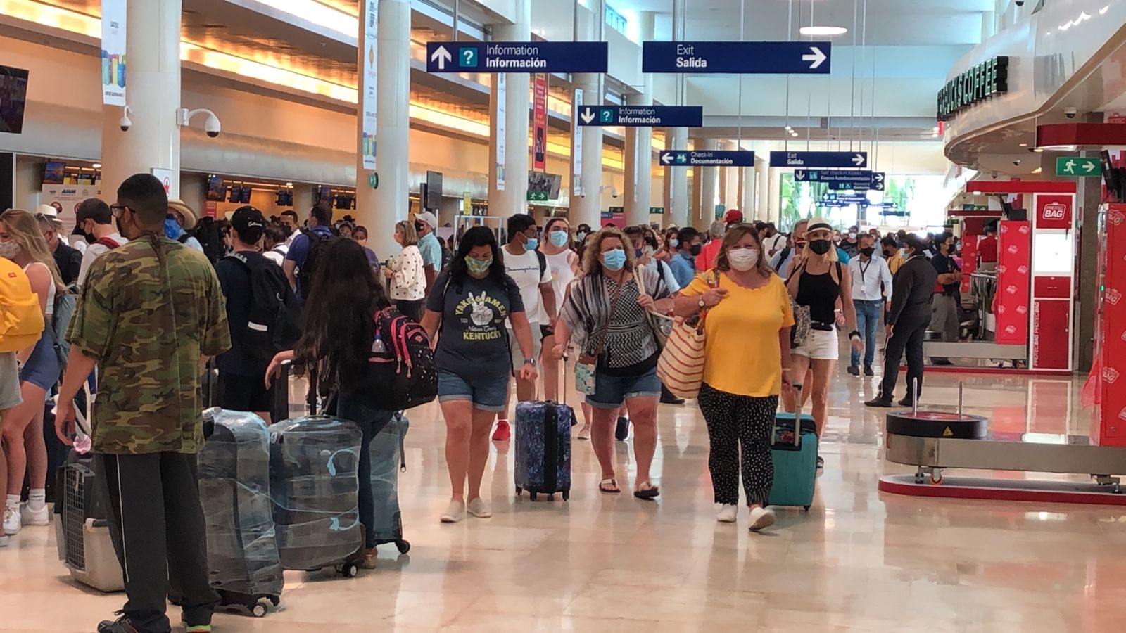 El centro aeroportuario de Cancún registró más de 530 vuelos este fin de semana, por lo que se notó gran cantidad de pasajeros El centro aeroportuario de Cancún registró más de 530 vuelos este fin de semana, por lo que se notó gran cantidad de pasajeros