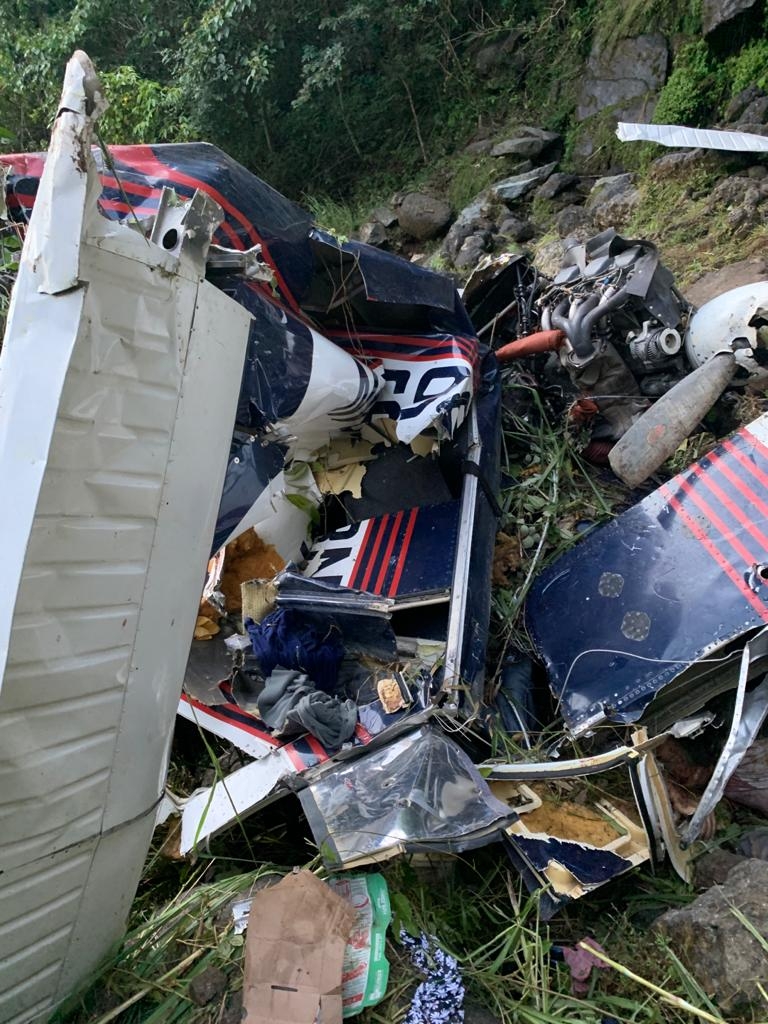 Al llegar al lugar se encontraron con la aeronave en pedazos con seis personas muertas