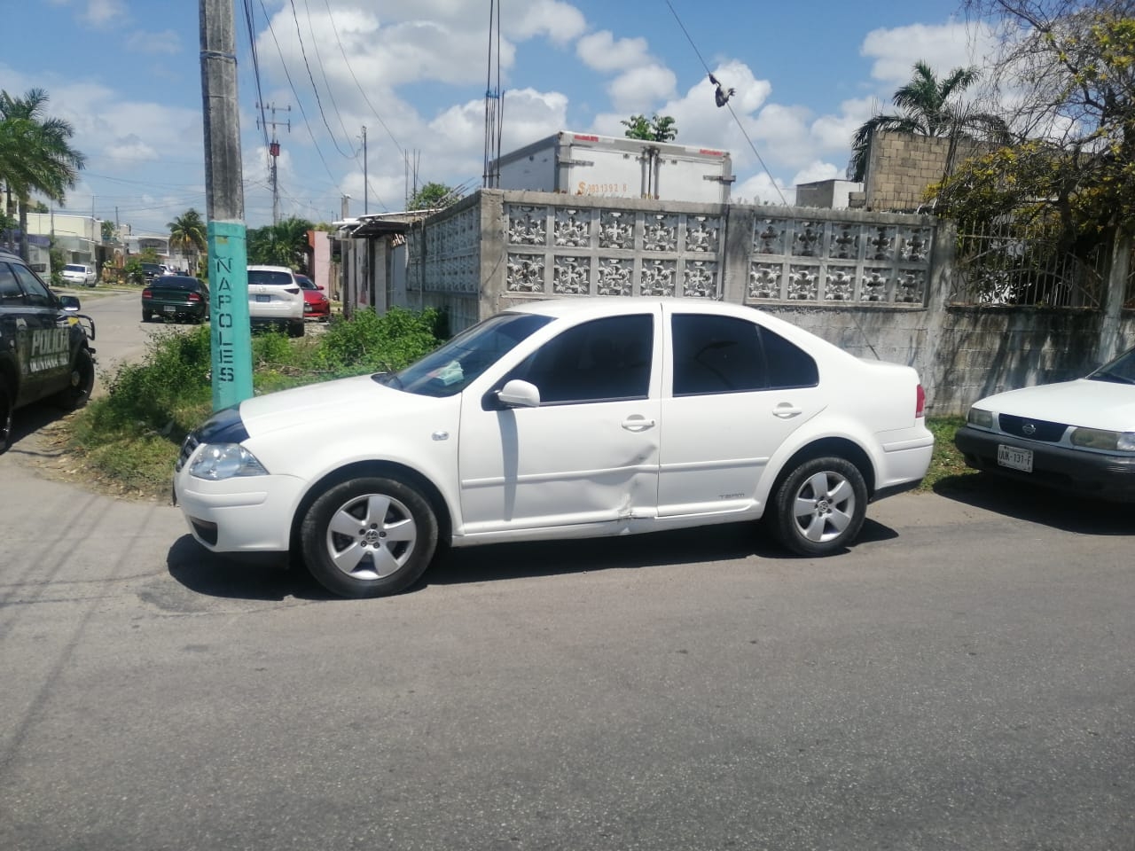 El automóvil terminó con una abolladura del lado de la puerta del conductor, luego del accidente en Chetumal El automóvil terminó con una abolladura del lado de la puerta del conductor, luego del accidente en Chetumal