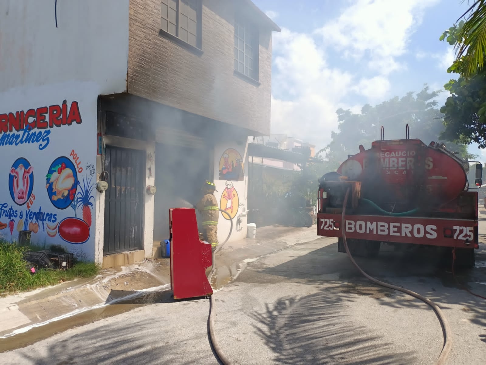 El humo que salía de la carnicería alertó a los vecinos cercanos al lugar en Puerto Aventuras, perteneciente a Solidaridad El humo que salía de la carnicería alertó a los vecinos cercanos al lugar en Puerto Aventuras, perteneciente a Solidaridad