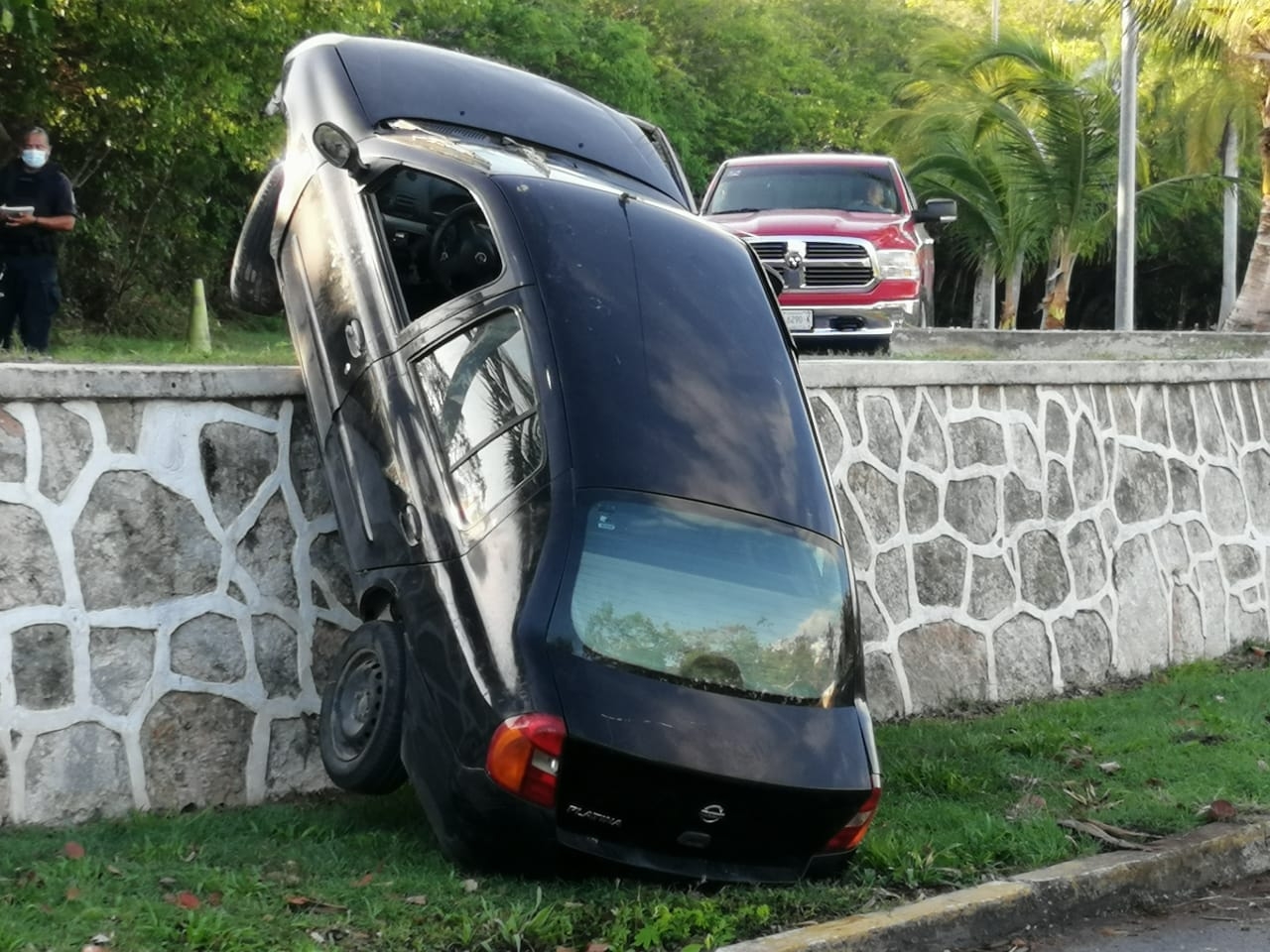 Testigos afirman que el conductor quedó tirado en el suelo unos minutos antes de escapar en el monte Testigos afirman que el conductor quedó tirado en el suelo unos minutos antes de escapar en el monte