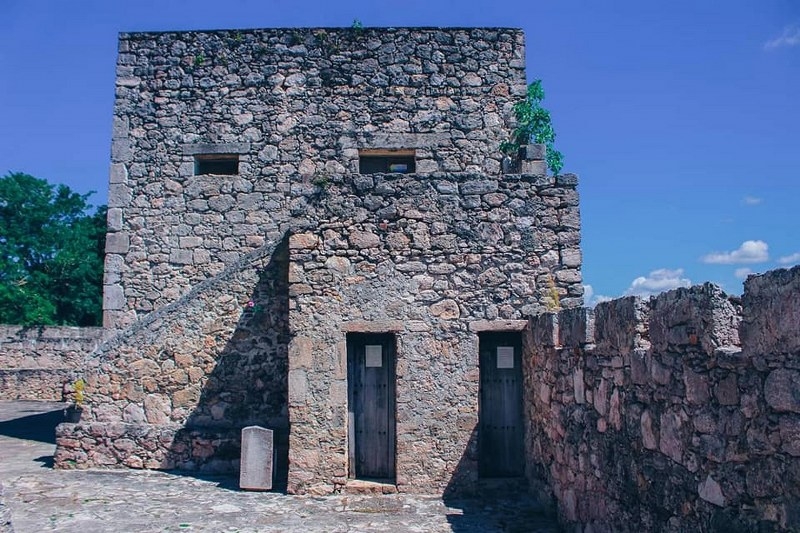 El inmueble muestra cuarteaduras en sus murallas y las iguanas se han apoderado de las mismas El inmueble muestra cuarteaduras en sus murallas y las iguanas se han apoderado de las mismas