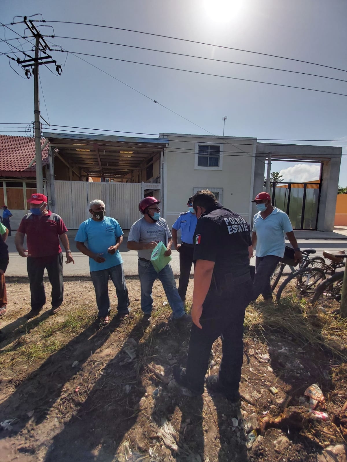 Policías municipales acudieron el lugar para calmar a los ejidatarios