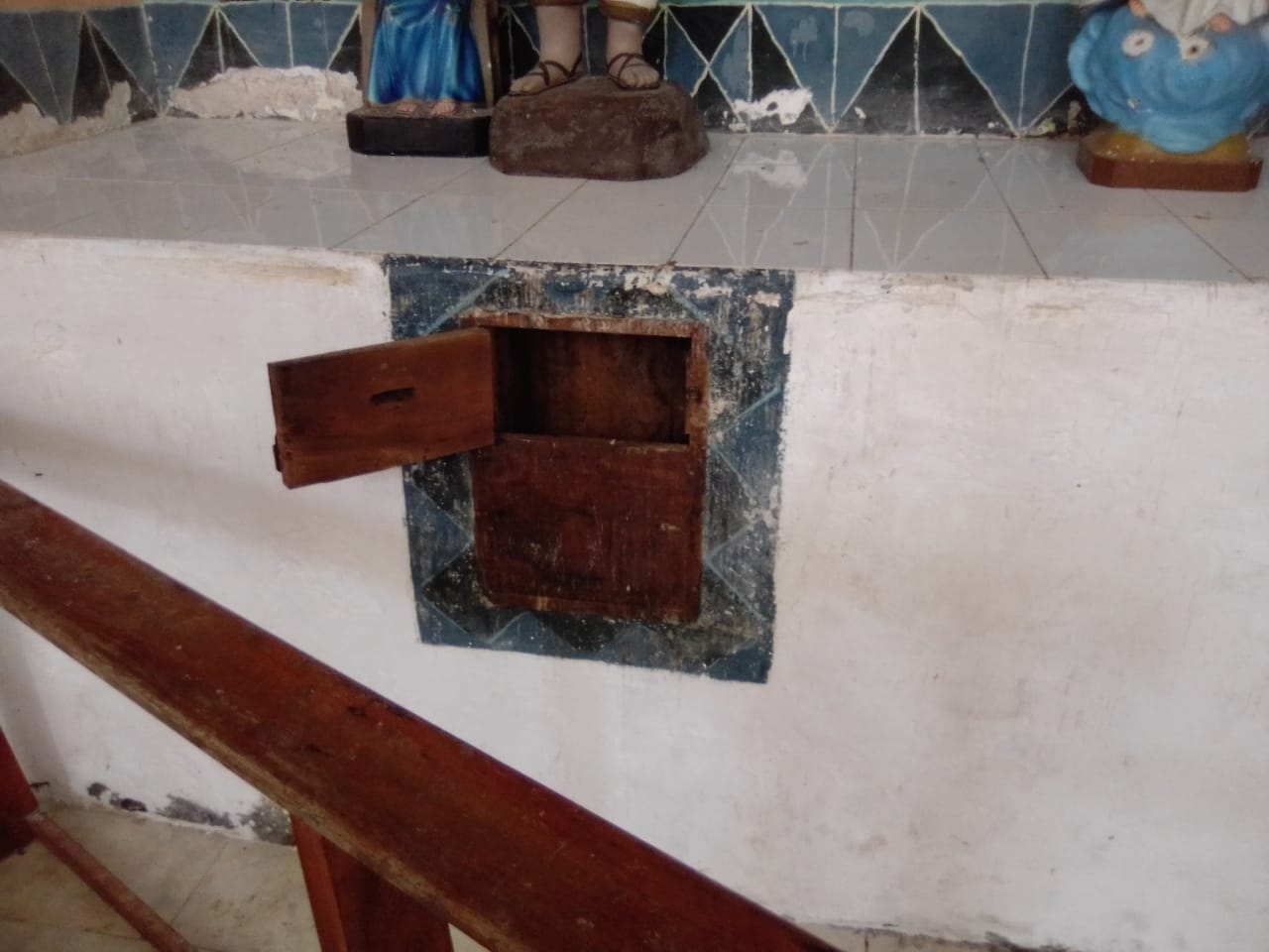 Los ladrones ingresaron en horas de la madrugada en la zona abierta de la iglesia que quedó después del derrumbe de la fachada hace unos meses Los ladrones ingresaron en horas de la madrugada en la zona abierta de la iglesia que quedó después del derrumbe de la fachada hace unos meses