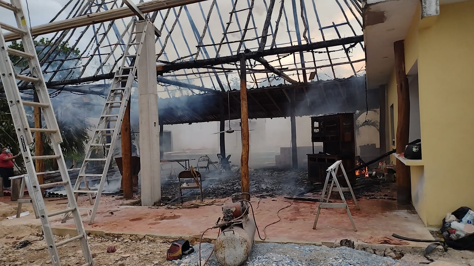Al parecer el incendio se generó por una chispa por trabajos de soldadura Al parecer el incendio se generó por una chispa por trabajos de soldadura