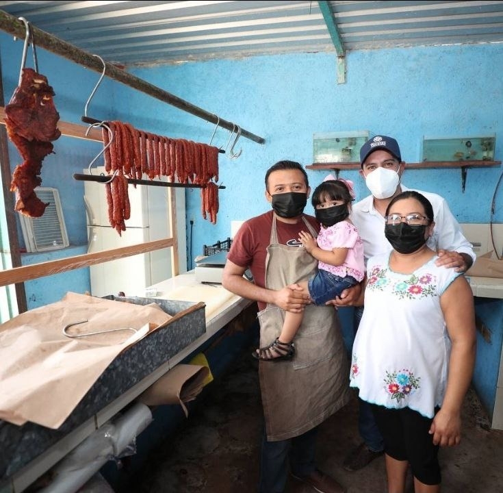 Mauricio Vila ofrece maquinaria que impulsará este pequeño negocio de comida del municipio de Temozón