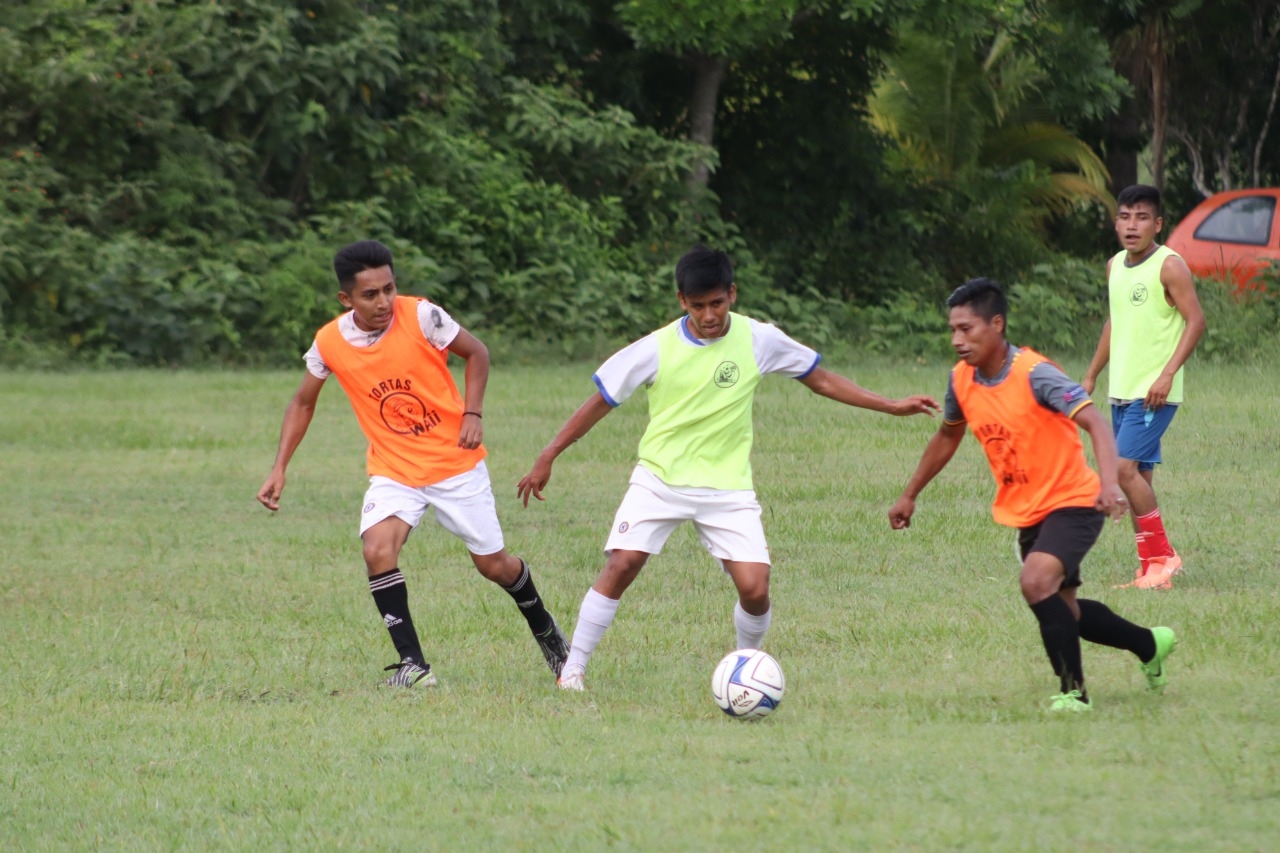 El profesor Juan Carlos Montiel, director técnico del equipo Yalmakan FC, finalizó con el proceso de las visorias en Chetumal