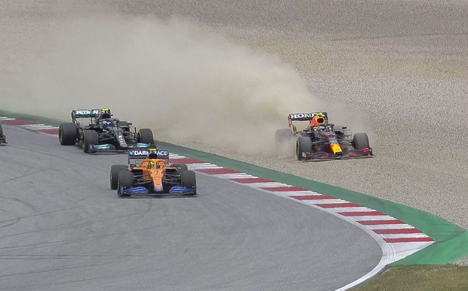 Durante las primeras vueltas, Checo Pérez sufrió un percance con Lando Norris e hizo que le costara una penalización durante la GP de Austria Durante las primeras vueltas, Checo Pérez sufrió un percance con Lando Norris e hizo que le costara una penalización durante la GP de Austria