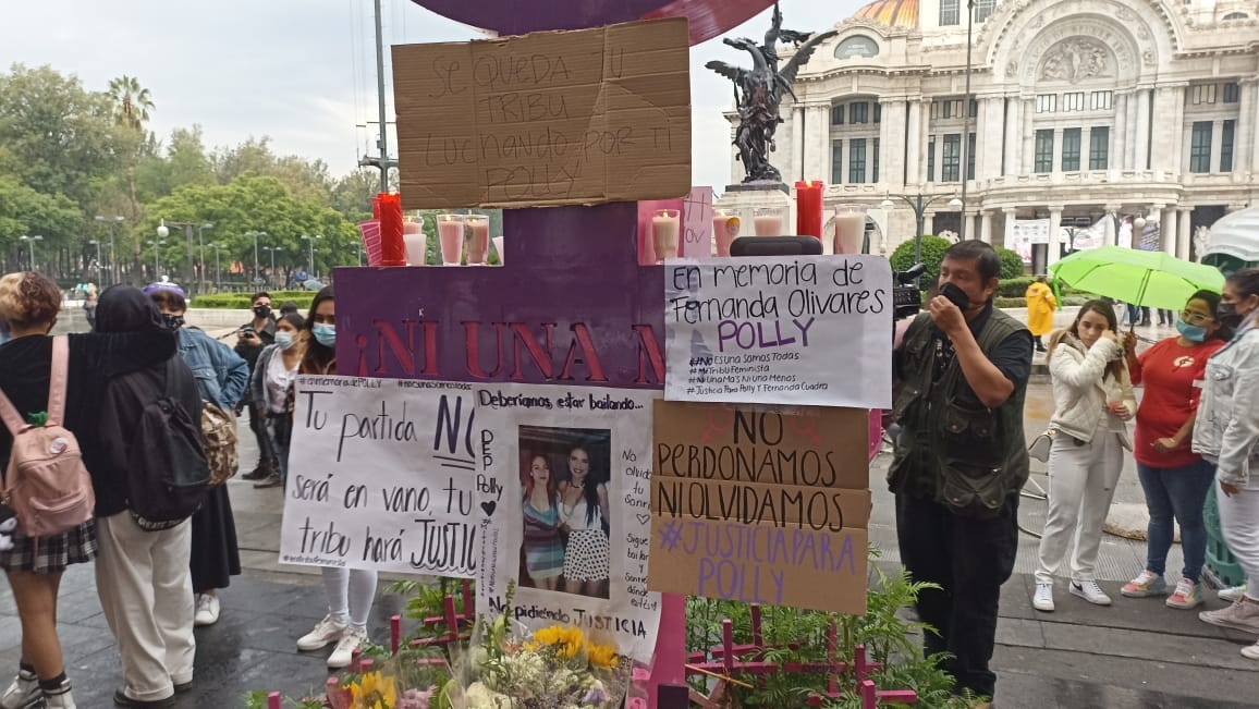 Las ofrendas por el fallecimiento de 'Polly' fueron colocadas frente al Palacio de Bellas Artes, en el 'Antimonumento' en la CDMX Las ofrendas por el fallecimiento de 'Polly' fueron colocadas frente al Palacio de Bellas Artes, en el 'Antimonumento' en la CDMX