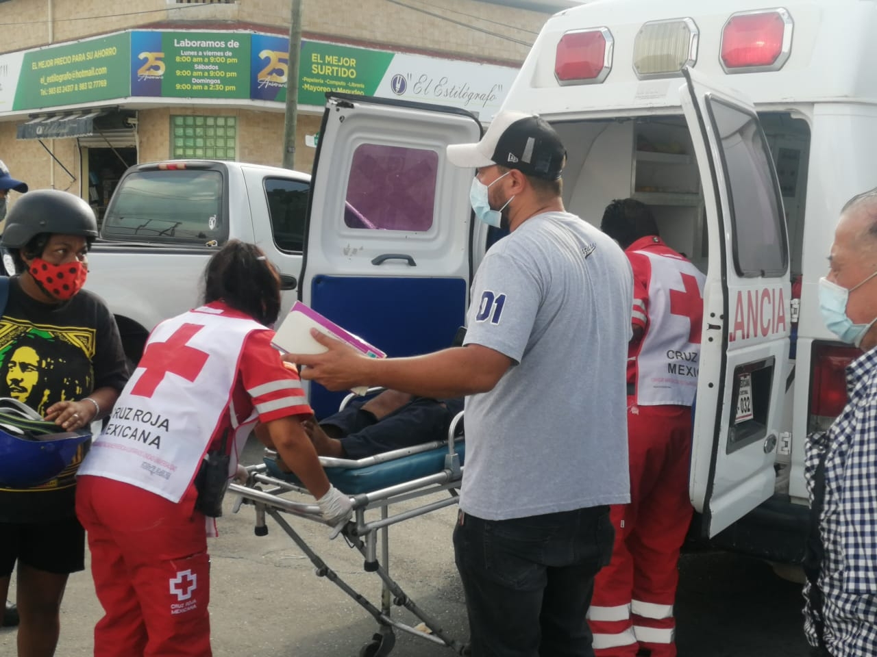 El motociclista cayó al pavimento y quedo tendido debajo de la camioneta El motociclista cayó al pavimento y quedo tendido debajo de la camioneta