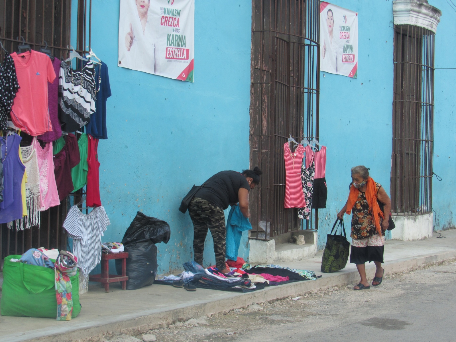 Habitantes señalan que cada día llegan más vendedores al sitio tras el cierre del mercado