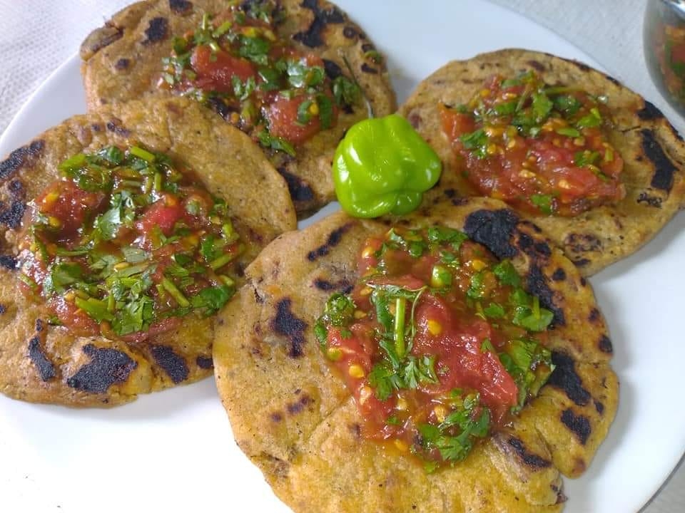 Pimitos de chicharra, acompañados de chiltomate