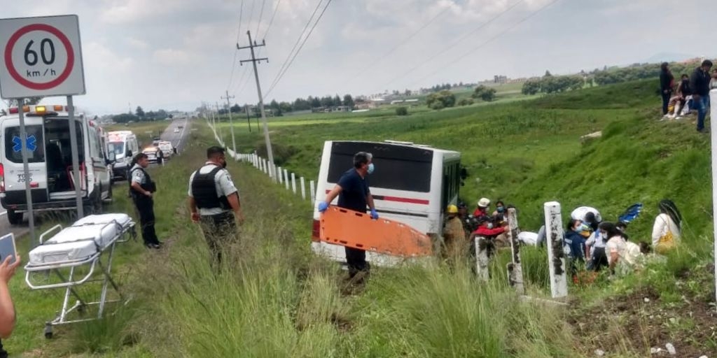 Elementos de Protección Civil de Jocotitlán y policías locales, comenzaron las tareas de rescate de los 40 pasajeros
Elementos de Protección Civil de Jocotitlán y policías locales, comenzaron las tareas de rescate de los 40 pasajeros