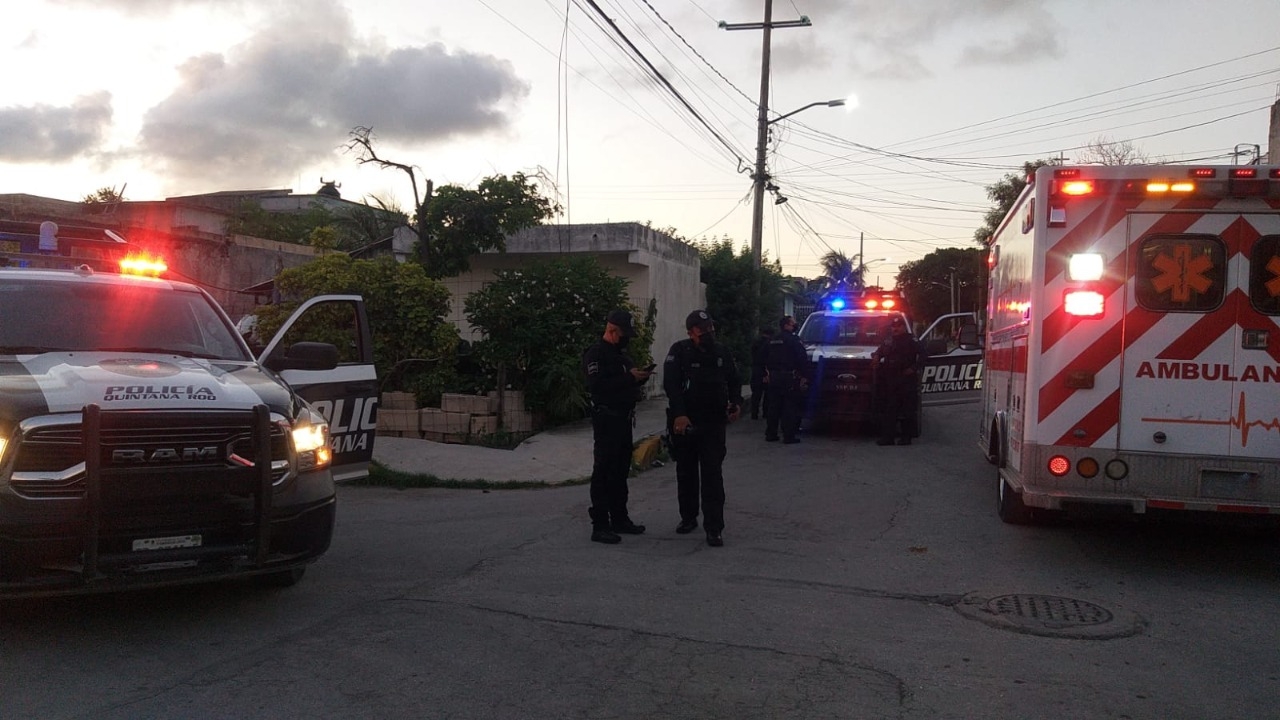 Paramédicos y elementos de la Policía Quintana Roo llegaron al lugar de los hechos, para atender a la herida y trasladarla al Hospital General de Cancún Paramédicos y elementos de la Policía Quintana Roo llegaron al lugar de los hechos, para atender a la herida y trasladarla al Hospital General de Cancún