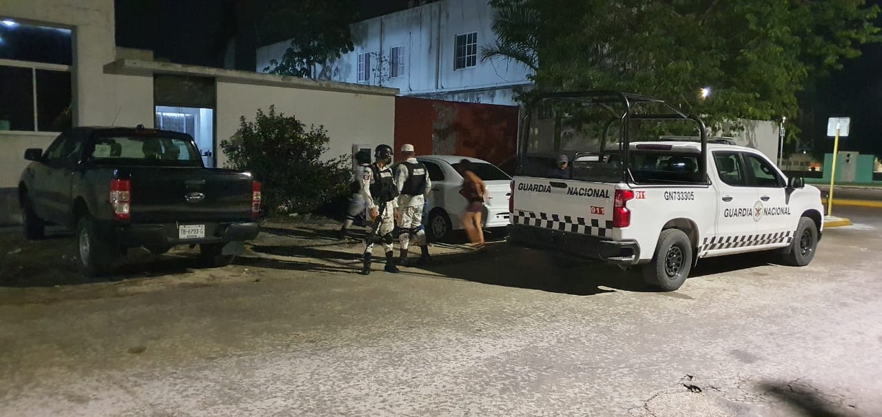 El lugar se encontraba habilitado como un bar en Cozumel, ya que contaba con una barra de bebidas, mesas y sillas